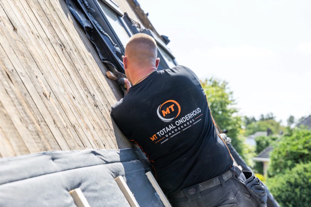 Dakdekkers van MT Totaalonderhoud aan het werk
