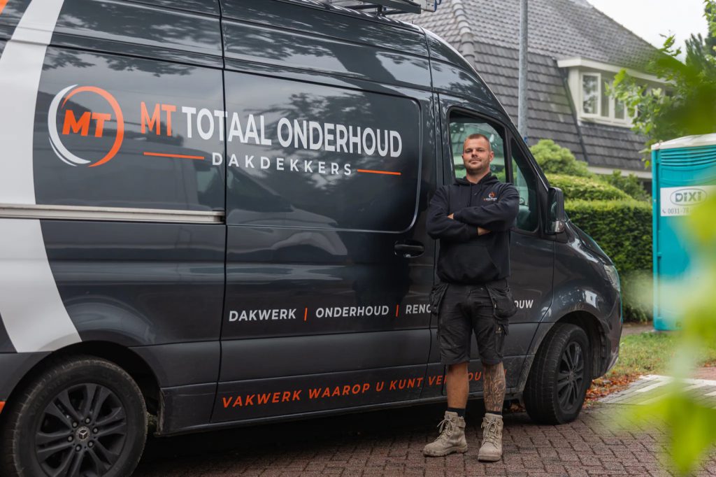 Mitchell van MT Totaalonderhoud bij de bedrijfsbus