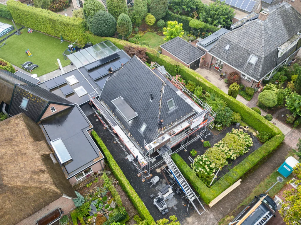 Dakdekker van MT Totaalonderhoud aan het werk