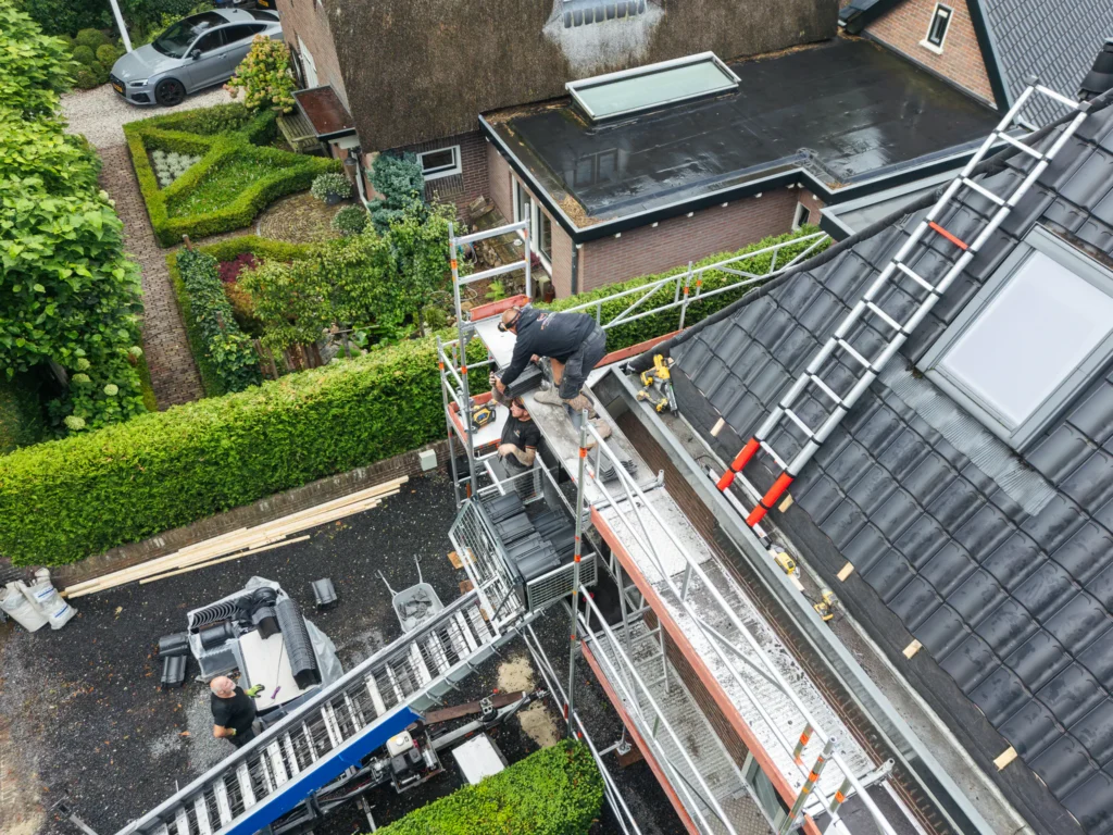 Dakdekker van MT Totaalonderhoud aan het werk