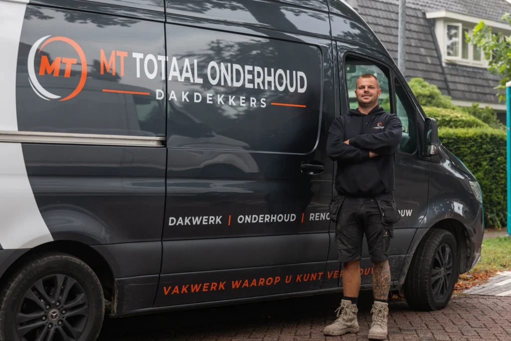 Dakdekker van MT Totaalonderhoud aan het werk
