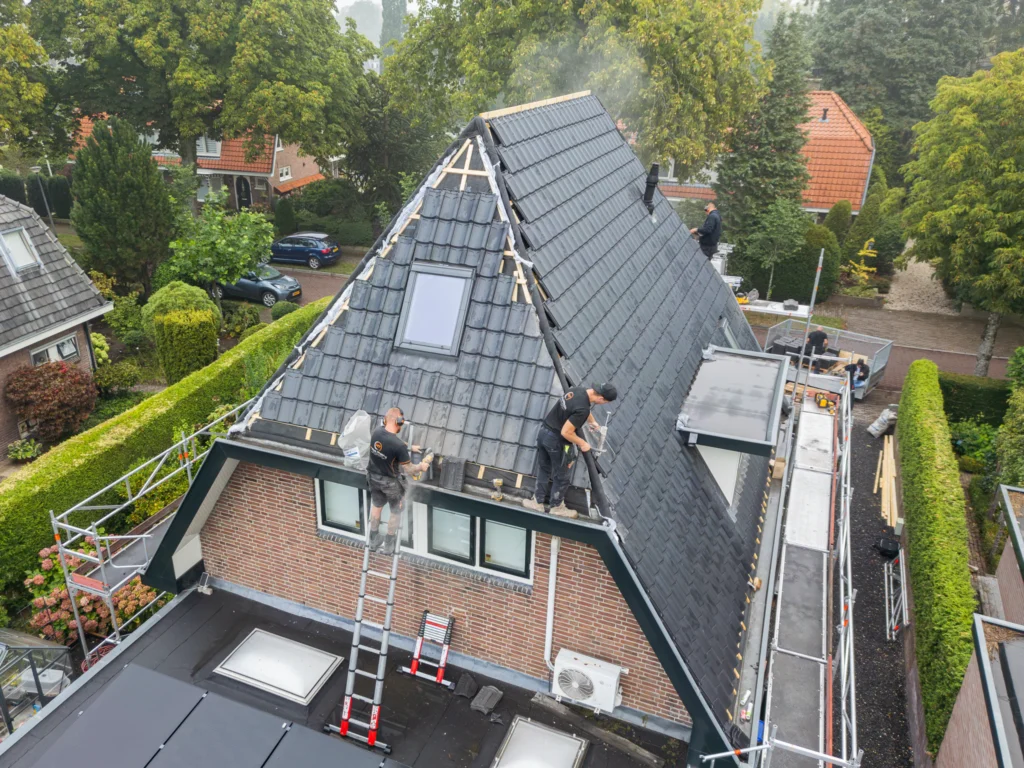Dakdekker van MT Totaalonderhoud aan het werk