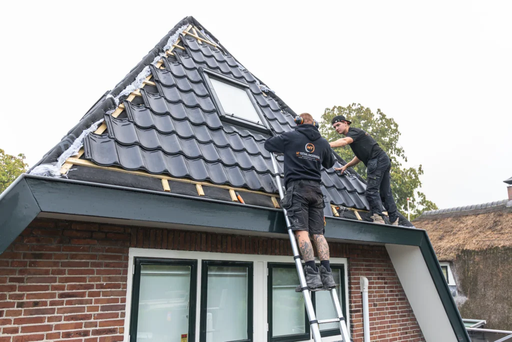 Dakdekker van MT Totaalonderhoud aan het werk