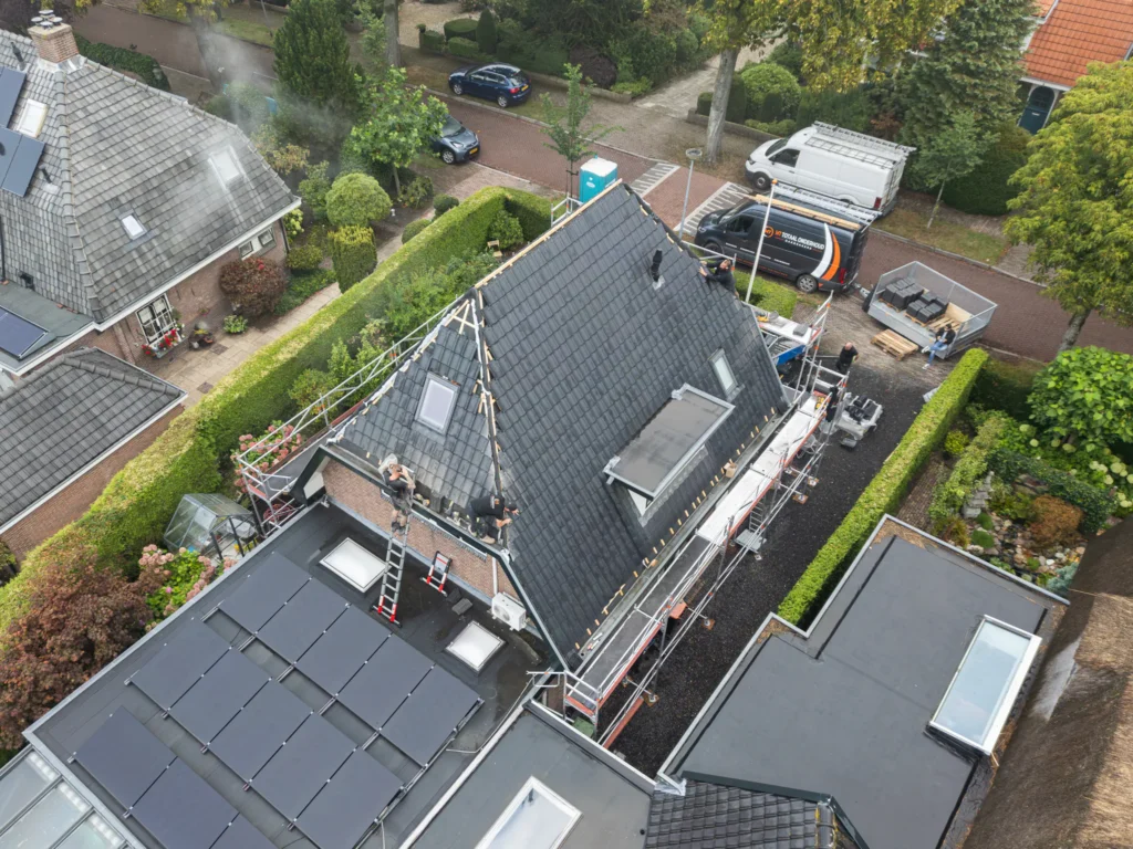 Dakdekker van MT Totaalonderhoud aan het werk