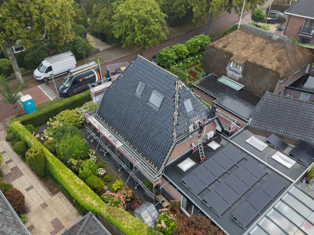 Dakdekker van MT Totaalonderhoud aan het werk