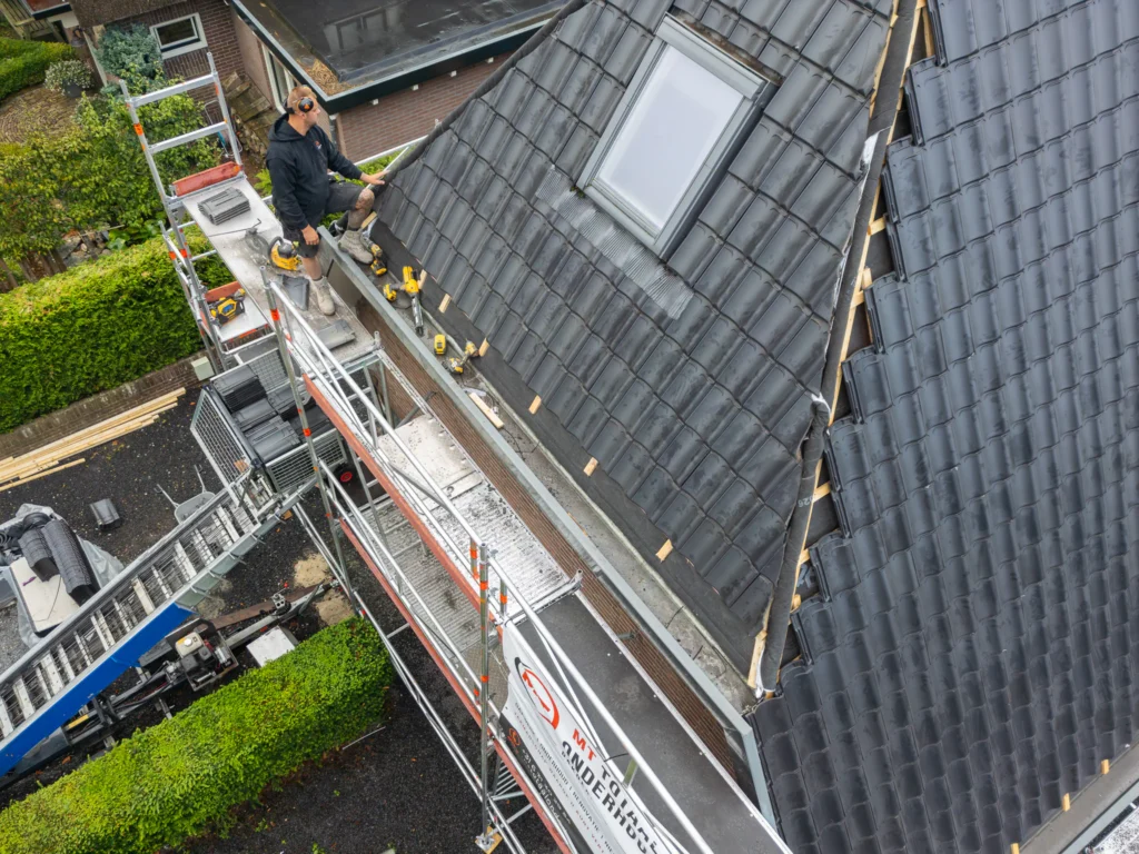 Dakdekker van MT Totaalonderhoud aan het werk