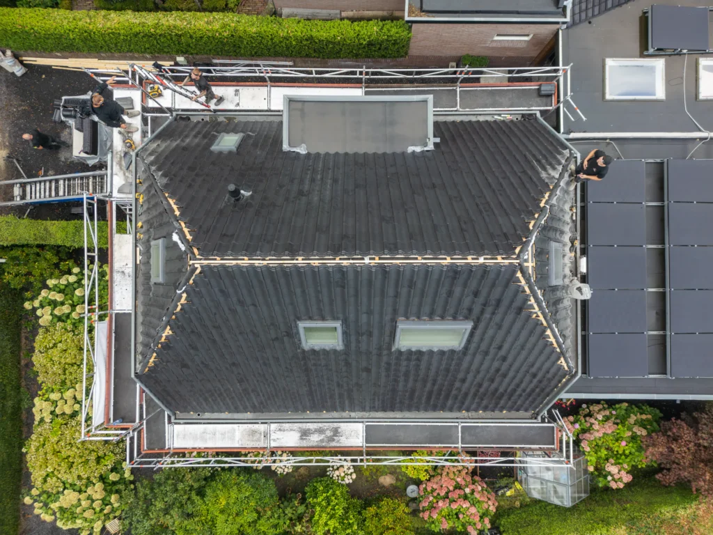 Dakdekker van MT Totaalonderhoud aan het werk