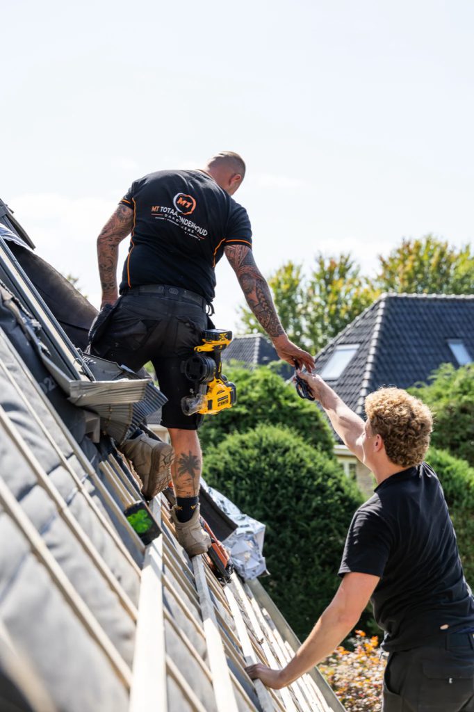 Mitchell aan het werk op de steiger