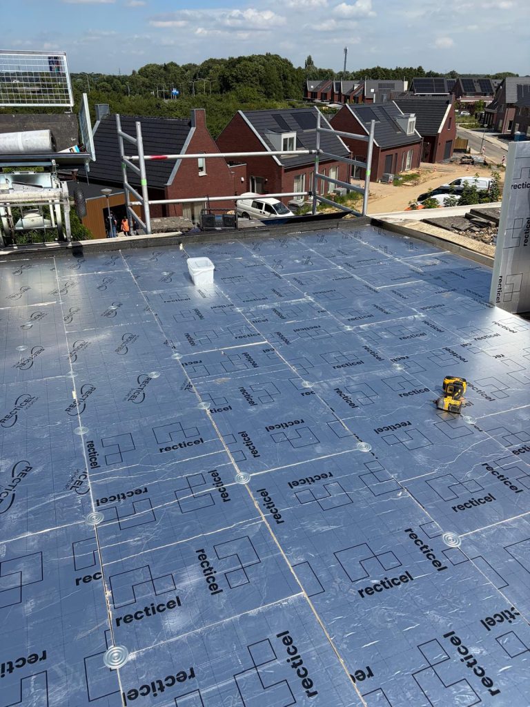 Nieuwe dakisolatie aangebracht op het platte dak in Roermond