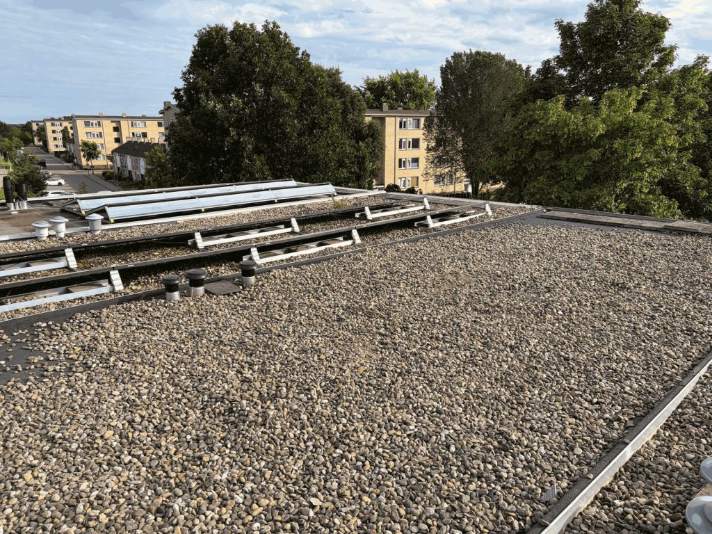 Gerenoveerd plat dak in Roermond met nieuw teruggelegd grind