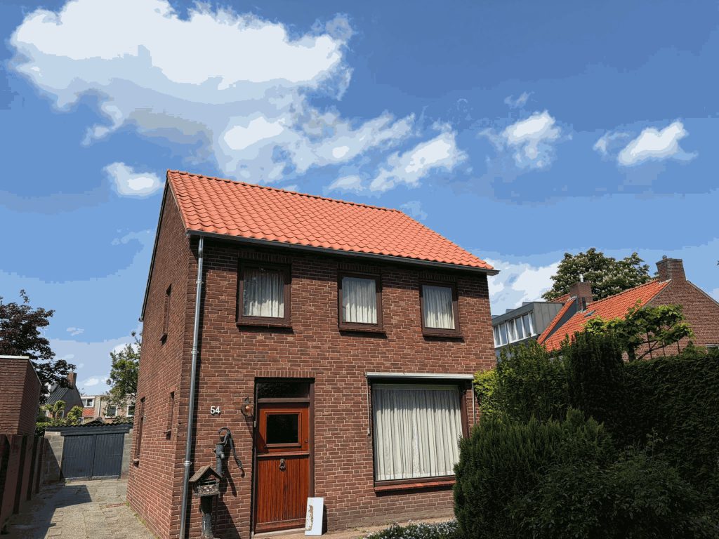 Woning in Oosterhout met nieuwe natuurrode dakpannen, Trespa boeiboorden en nieuw zinkwerk